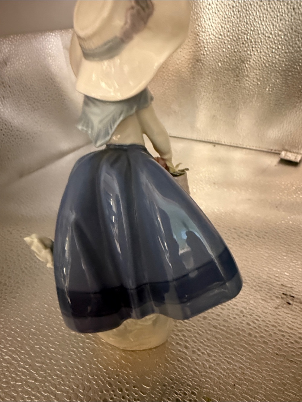 Lladro  Amazing Pretty Pickings Figurine - Picture 9 of 16